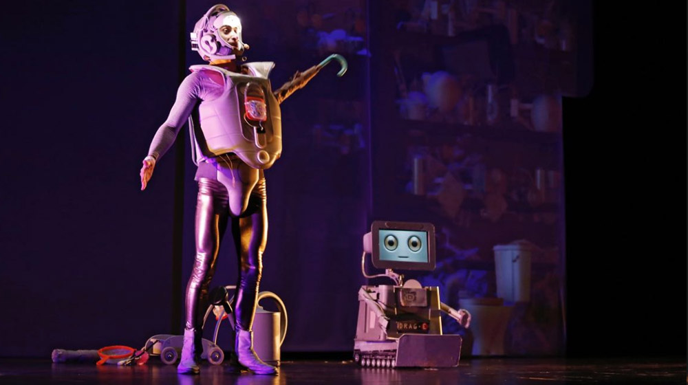 Drag-e Kids' multimedia show with robots